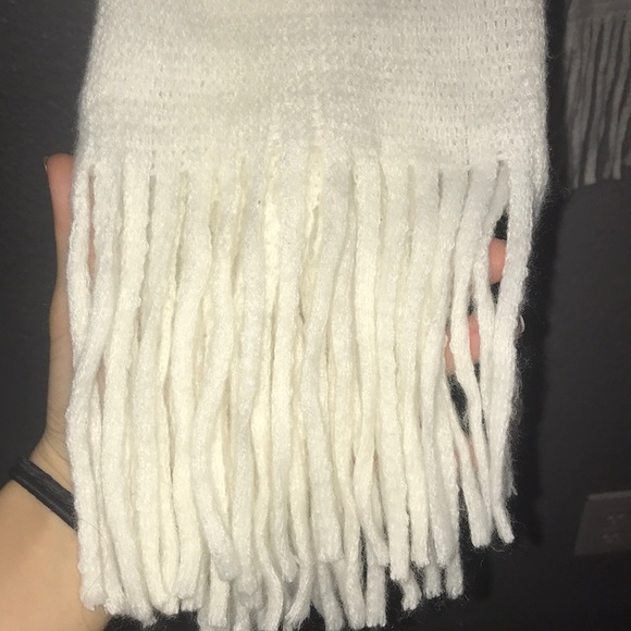 White scarf - Picture 2 of 4